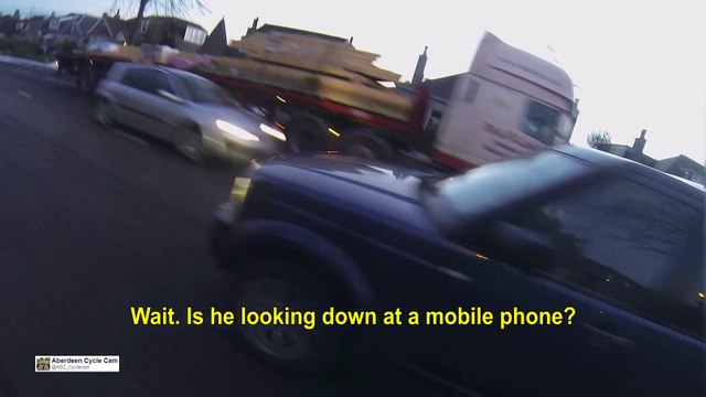 Voici le conducteur le plus dangereux du monde : smartphone, ordinateur et ecouteurs au volant