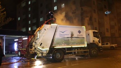 Çöp Kamyonu İtfaiye Önünde Alev Aldı