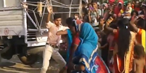 Funny Video Dance of Bihar हंस मत पंगली प्यार हो जायेगा