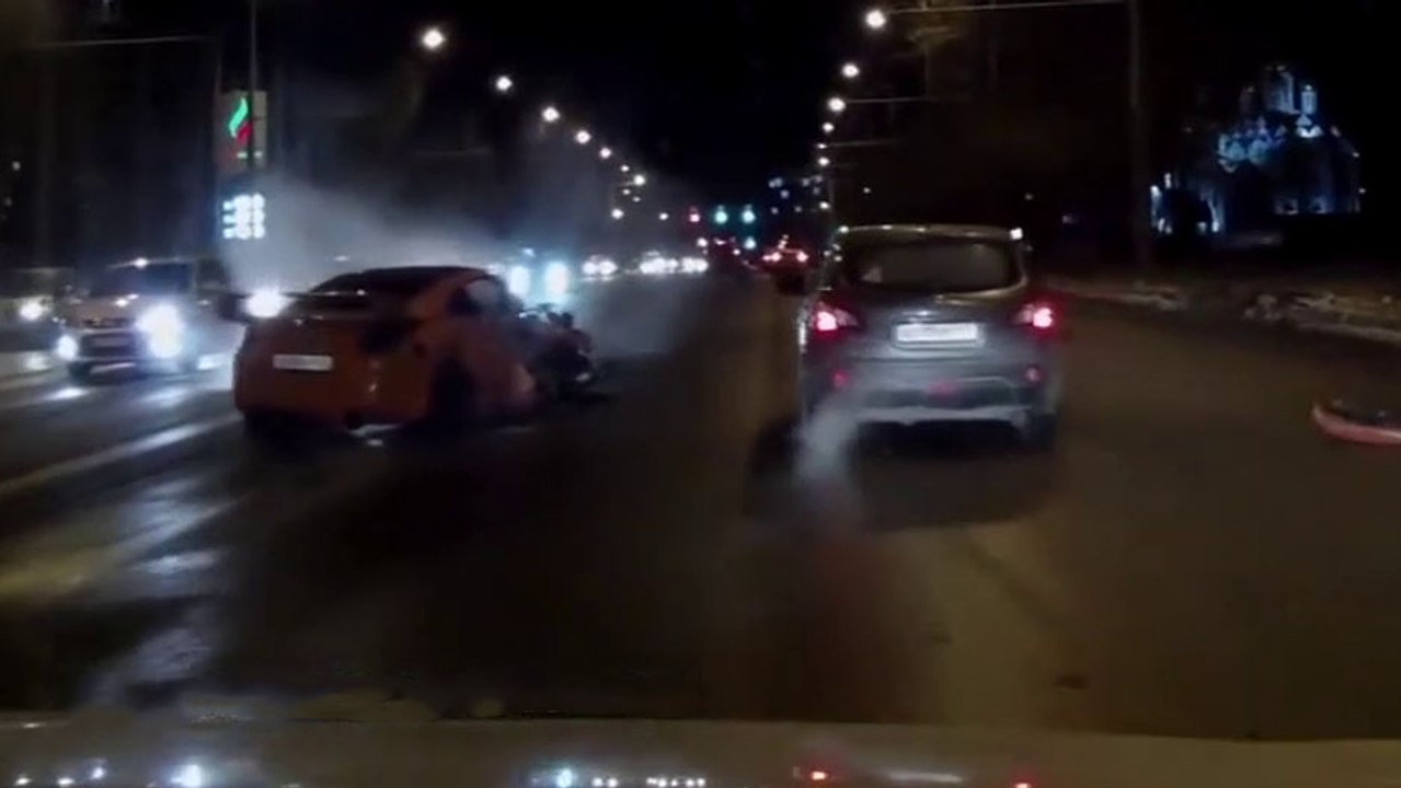 Le conducteur d’une Nissan 350Z double à toute vitesse en contresens et percute une voiture