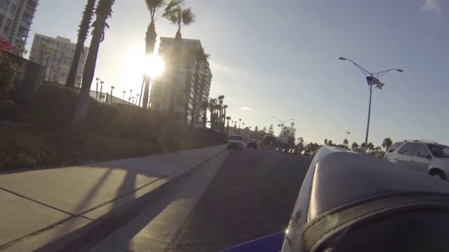 Ce motard perd sa GoPro en route mais le jeune qui va la trouver va faire un beau geste et lui renvoyer