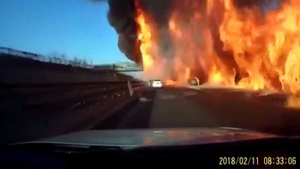Une voiture provoque un grand incendie  dans une autoroute !