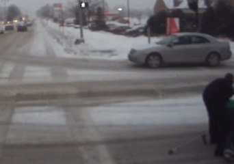 Télécharger la video: Milwaukee Bus Driver Helps Woman With Crutches Who Fell on Icy Street