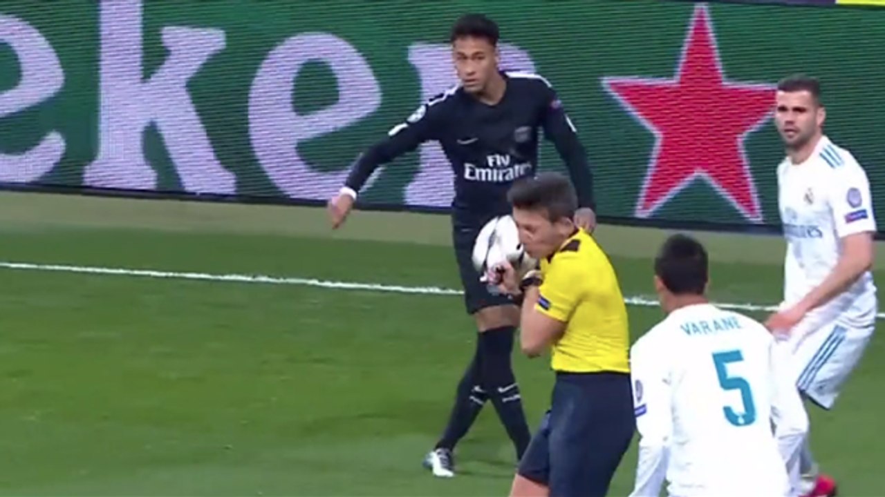 Real Madrid-PSG : Neymar frappe le visage de l'arbitre avec un ballon !