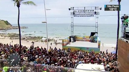 Foliões de despedem do Carnaval de Salvador nesta quarta-feira