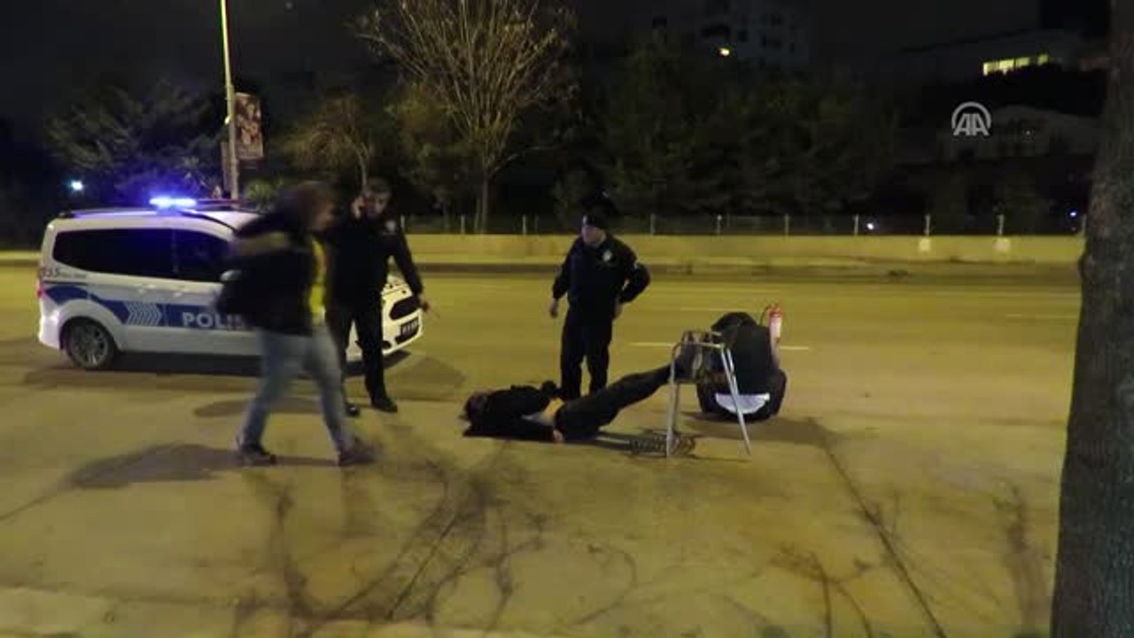 Kadıköy'de Otomobil Park Halindeki Otobüse Çarptı: 2 Yaralı