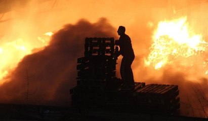 Palet fabrikası alev alev yandı