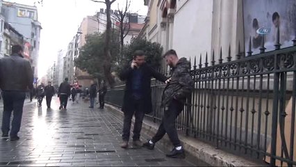 Taksim'de Uyuşturucu Madde Etkisindeki Genç Polise Zor Anlar Yaşattı