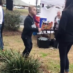 Il a sorti ses plus beaux pas de danse pour séduire cette fille... raté
