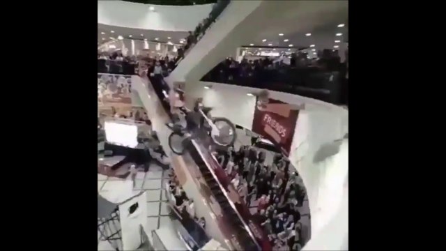 Ce motard a évité le pire en tentant un saut de fou dans ce centre commercial