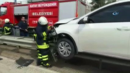 - Otomobil çelik bariyerlerin üzerinde kaldı