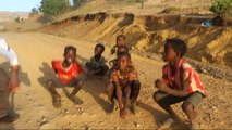 Etiyopyalı Çocukların İlginç Pet Şişe Dansı - Dağ Yollarında Çocuklar, Boş Pet Şişe Alabilmek İçin...