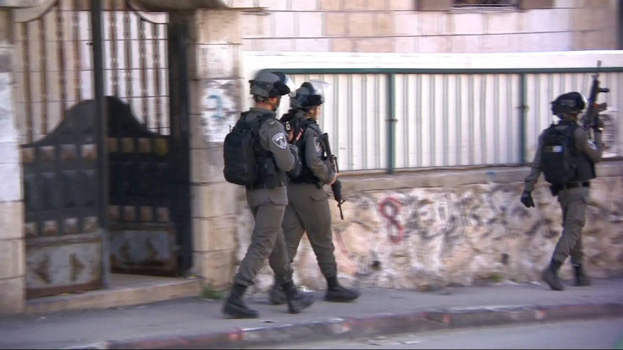Israel detains 30 Palestinians in West Bank, East Jerusalem raids