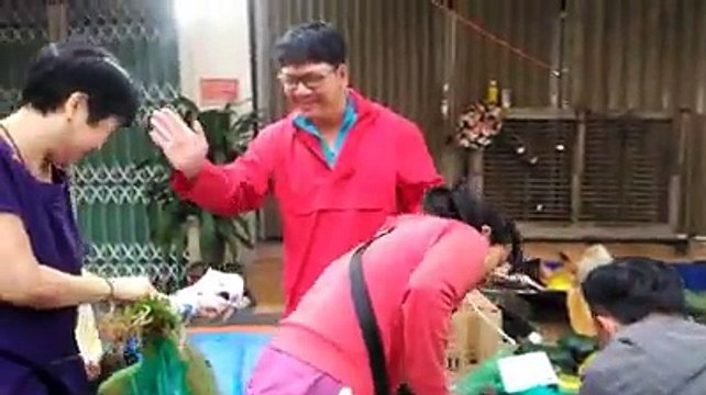 Đôi vợ chồng câm rong ruổi bán từng quả dưa để mưu sinh ngày 29 Tết