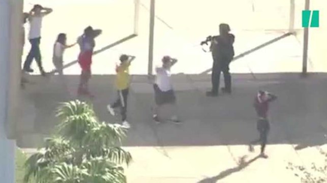 Les images de l'évacuation du lycée après la tuerie en Floride