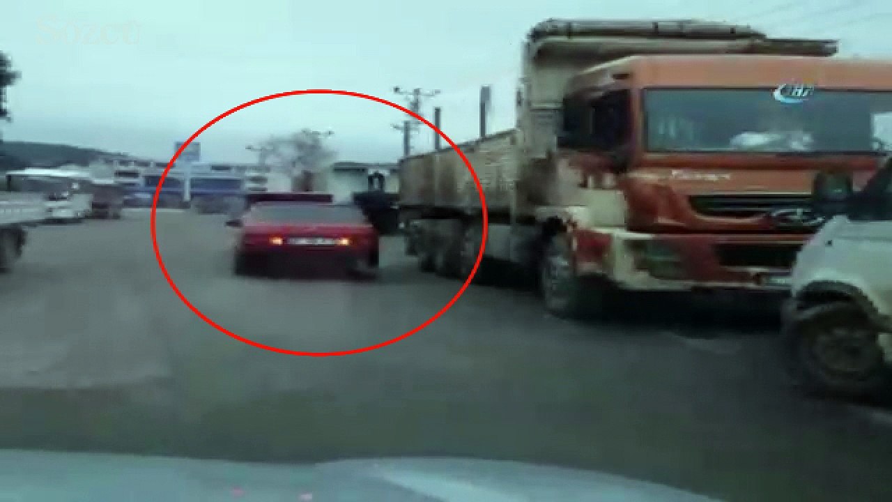 Çekme halatı yerine bacaklarını kullandı