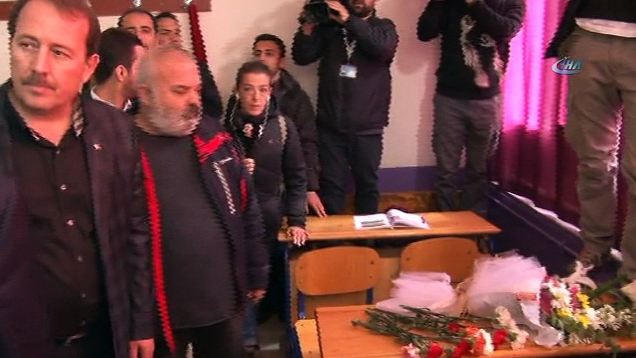 AK Parti Genel Başkan Yardımcı Karacan ve sanatçılar şehit Fatma Avlar'ın okulunu ziyaret etti