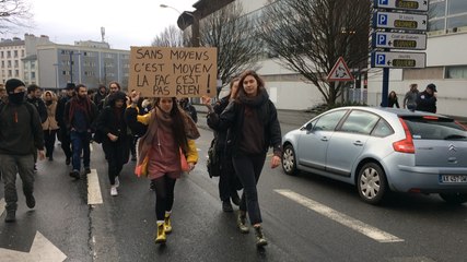 Les étudiants manifestent pour davantage de moyens