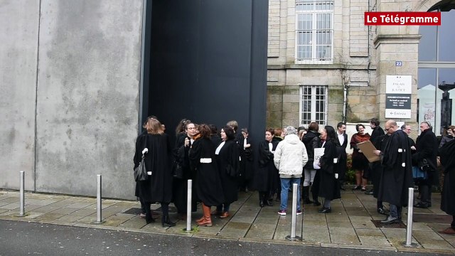 Vannes. Près de 100 personnes sur les marches du palais de justice