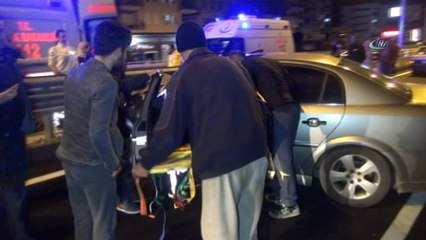 Bariyerlere çarpan otomobilin sürücüsü araç içinde sıkıştı