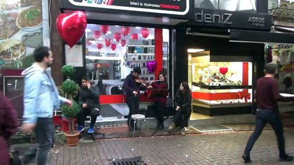 TECHNOKTA İLETİŞİM VE DENİZ KUYUMCULUKTAN MÜŞTERİLERİNE MÜZİK DİNLETİSİ..