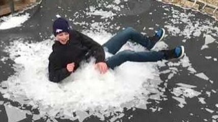 Briser la glace d'un trampoline