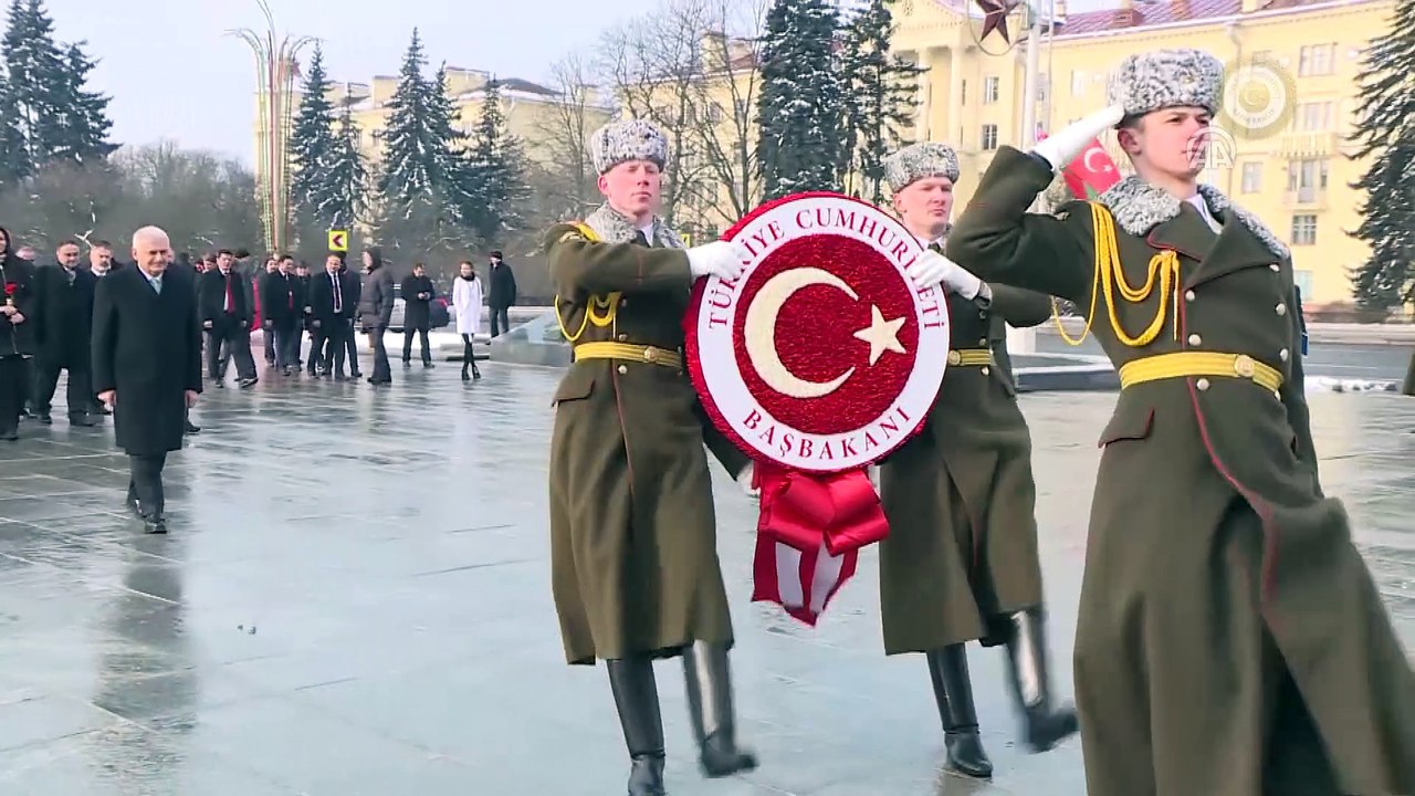 Başbakan Yıldırım Zafer Anıtı'na çelenk koydu - MİNSK