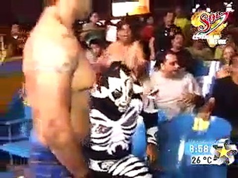 Ce catcheur n'apprécie pas qu'un fan lui arrache son masque et lui met un gros coup