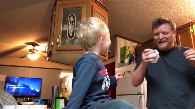 Regardez comment ce papa retire une nouille coincée dans le nez de son fils... Trop drole