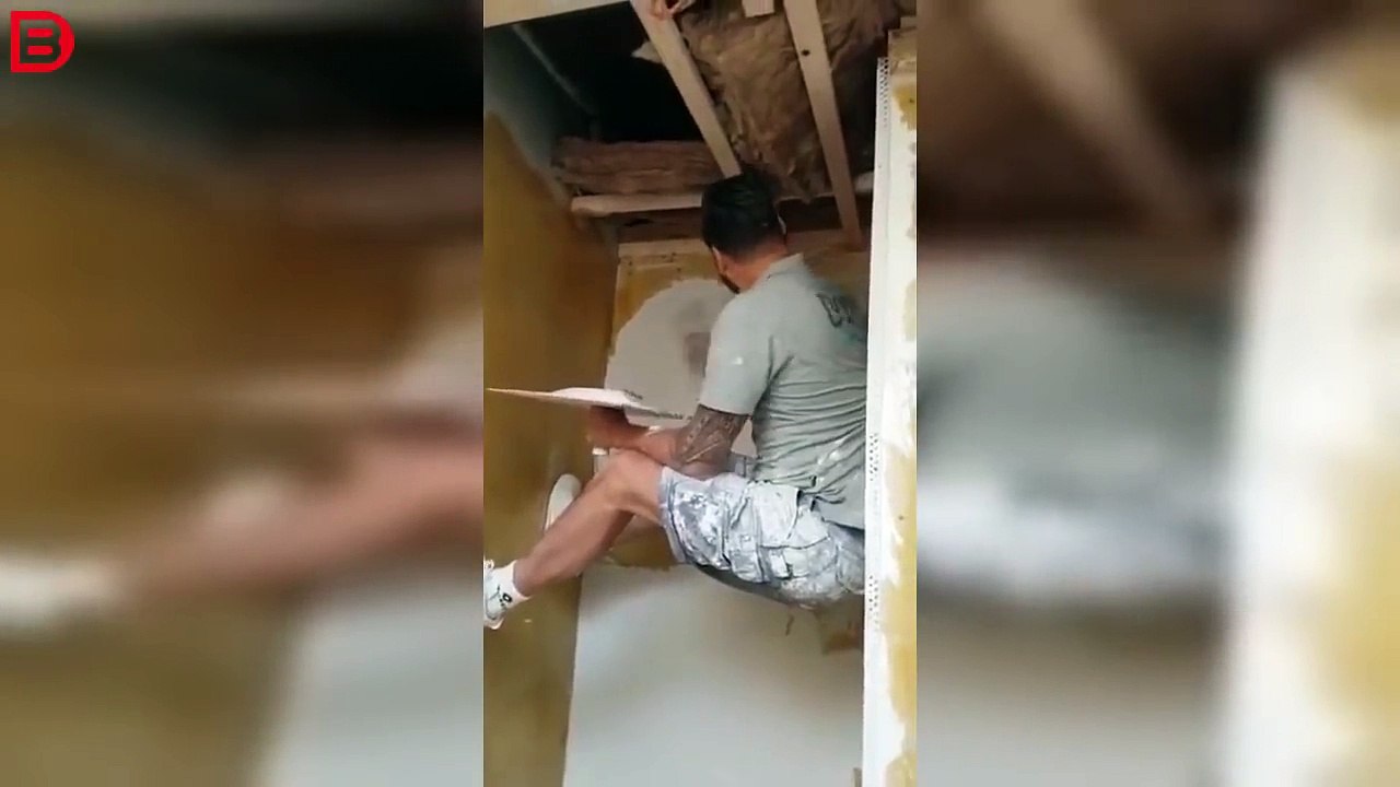 Cet ouvrier en a rien à foutre de prendre des risques pour étaler du plâtre au mur