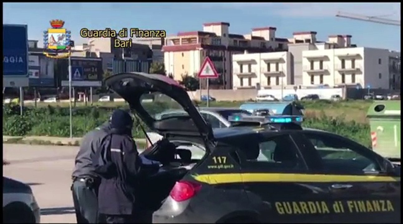 Andria: arrestati tre pregiudicati mentre in un box si spartivano i proventi dello spaccio