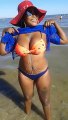 En bikini, voici la bombe africaine qui affole les baigneurs d’une plage européenne !