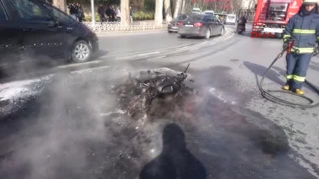 Dolmabahçe Sarayı Önünde Motosiklet Yandı - 3