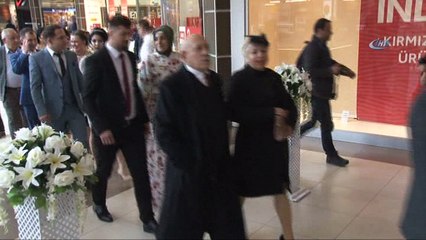 14 şanslı çift dünya evine girdi