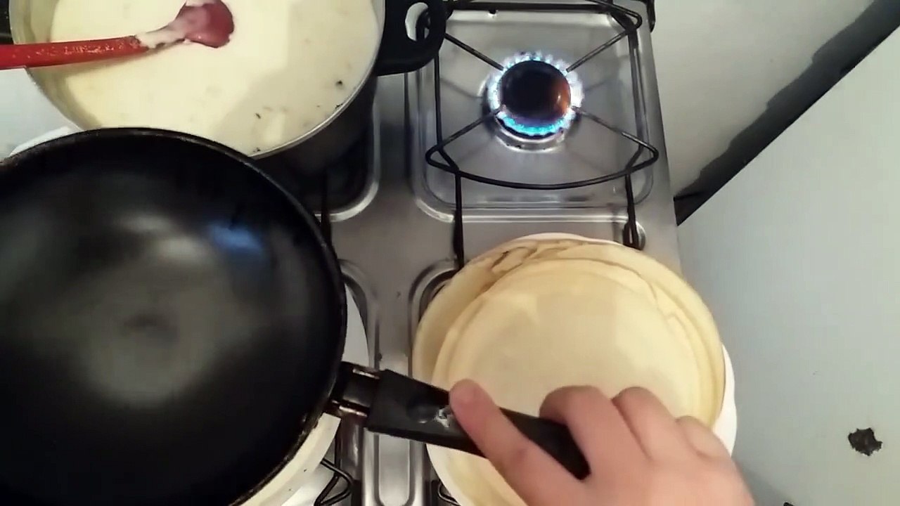 A forma mais fácil de fazer crepes é...com a base da frigideira!