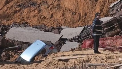Evacúan dos edificios en Roma por un socavón que arrastró varios coches