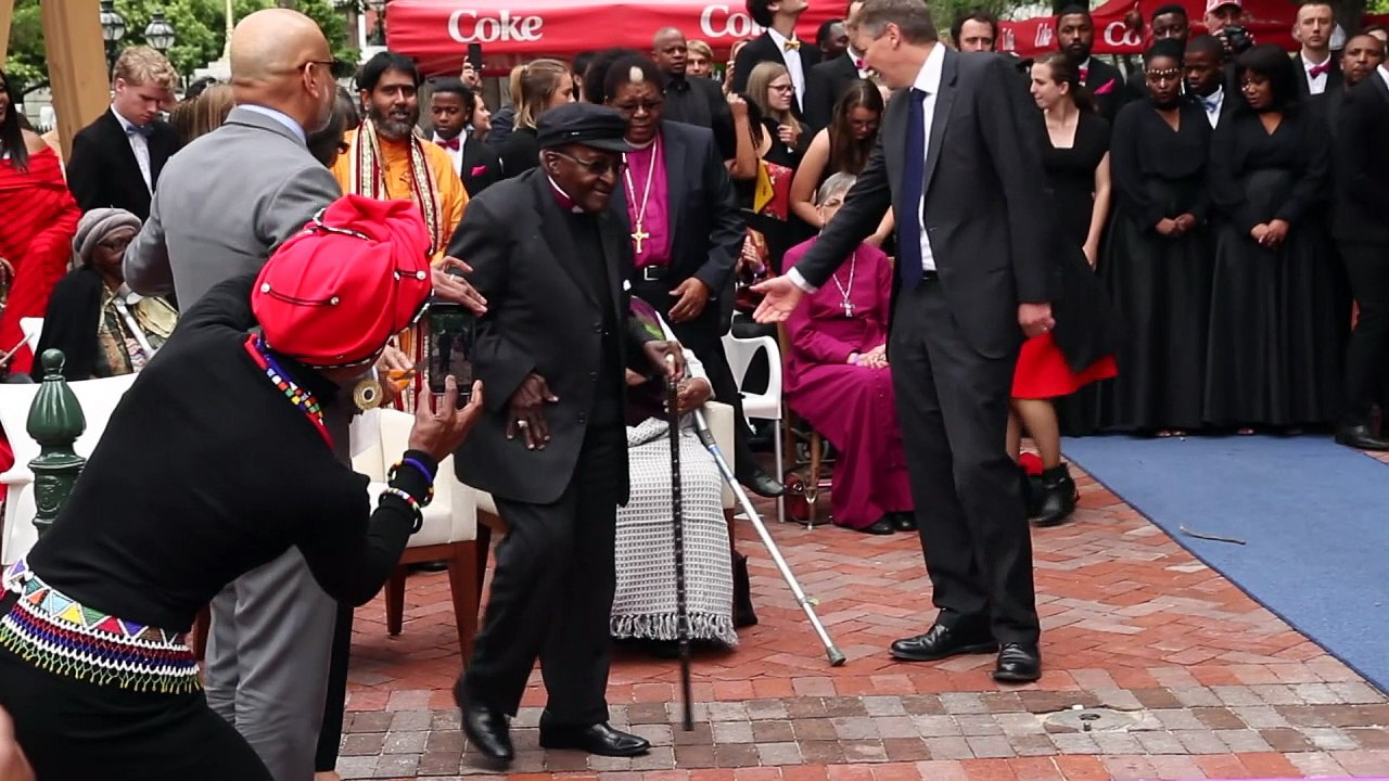 Desmond Tutu anuncia demissão como embaixador da Oxfam