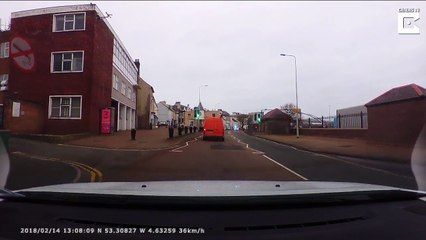 Une voiture de police rate son virage... j'ai glissé chef !