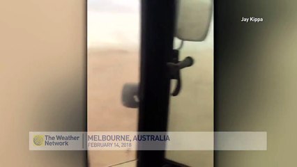 Pris en pleine tempête de sable en Australie... impressionnant !