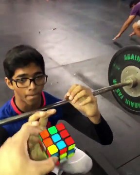 Il résout un Rubik's Cube en faisant sa muscu à la salle !
