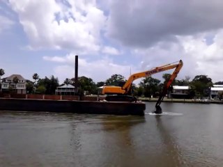 Cette barge avance grâce à une pelleteuse dans l'eau !