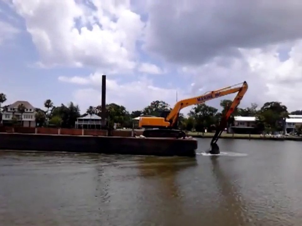 Cette barge avance grâce à une pelleteuse dans l'eau !