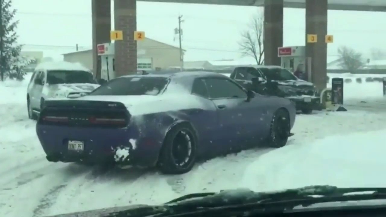 Comment ne JAMAIS conduire dans la NEIGE !! en 37 exemples...