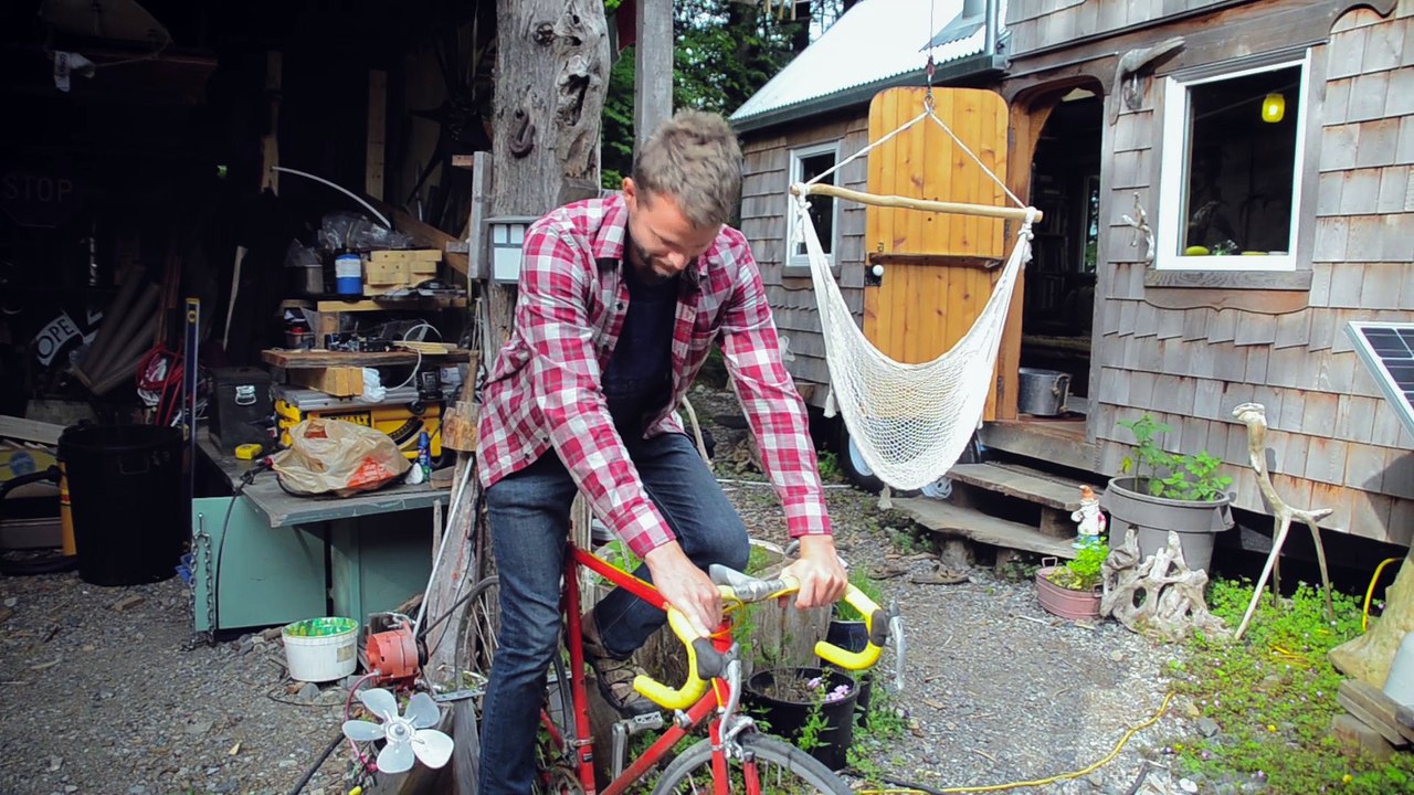 Tiny house Builder avoids mortgage by building a beautiful off grid Tiny house.