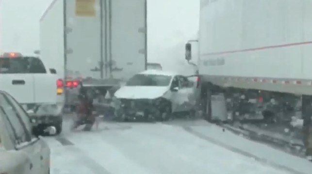 Un camion lui fonce dessus, elle sort vite de sa voiture !