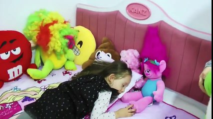ÖYKÜ DİŞ FIRÇASIYLA OYNUYOR - Learn colors With Finger Family Song