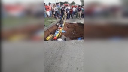 Dos mujeres se salvan de morir en un auto tras caer en un socavón en Bolivia