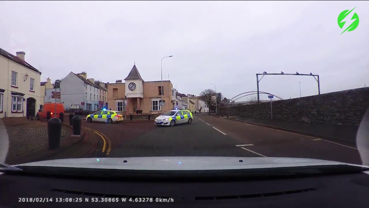 Ce policier se prend pour un pilote et se rate complètement dans le virage