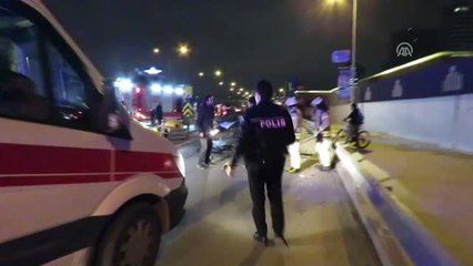 Kadıköy'de Otomobil Bariyerlere Çarptı: 2 Yaralı