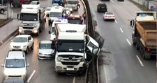 İstanbul'da Feci Kaza! Hafriyat Kamyonu İki Aracı Ezip Bariyerlere Sıkıştırdı